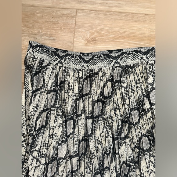 H&M Snake Print Pleated Midi Skirt 10 - Picture 2 of 6